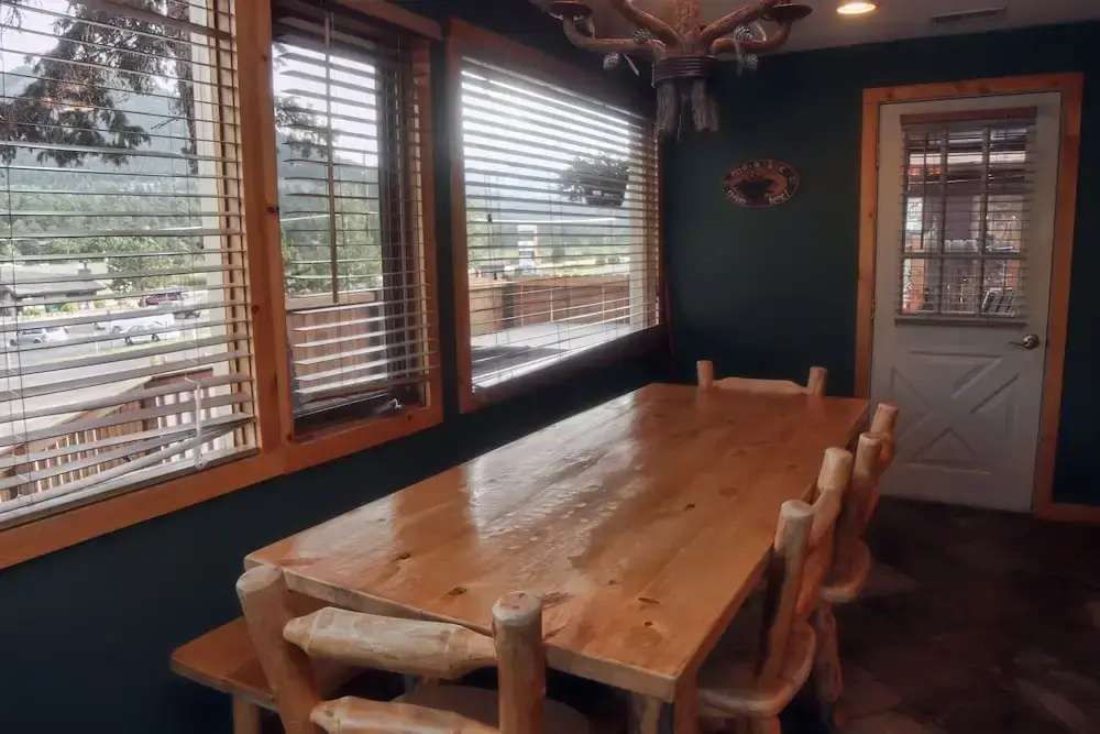 Lazy R Cottages: 9 2 Bedroom Cabin