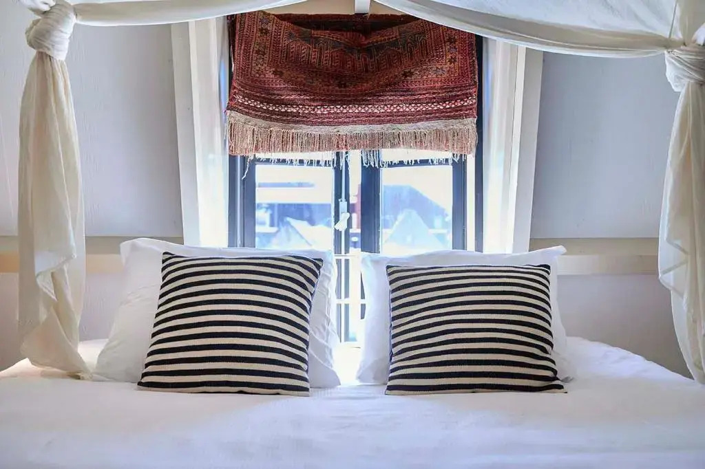 Hello I'm Local by null