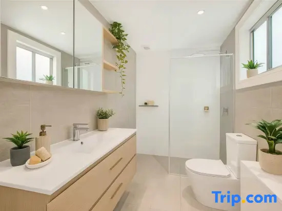 Stylish 4BR City Retreat Walk to CBD & Opera House in Sydney