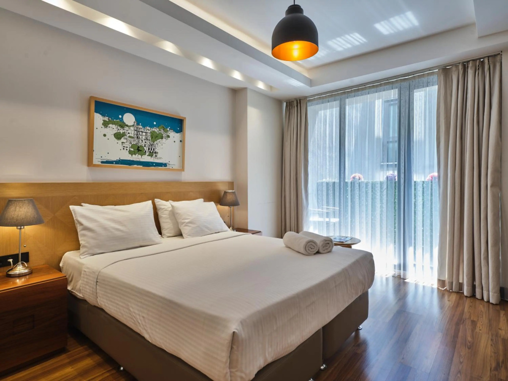 Four-G Hotel — 4