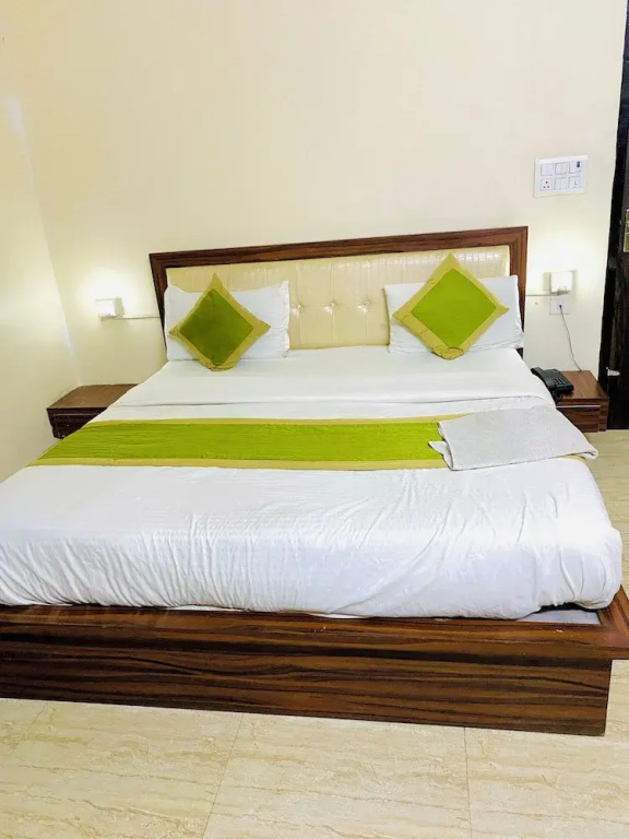 Deluxe Double room (full double bed)