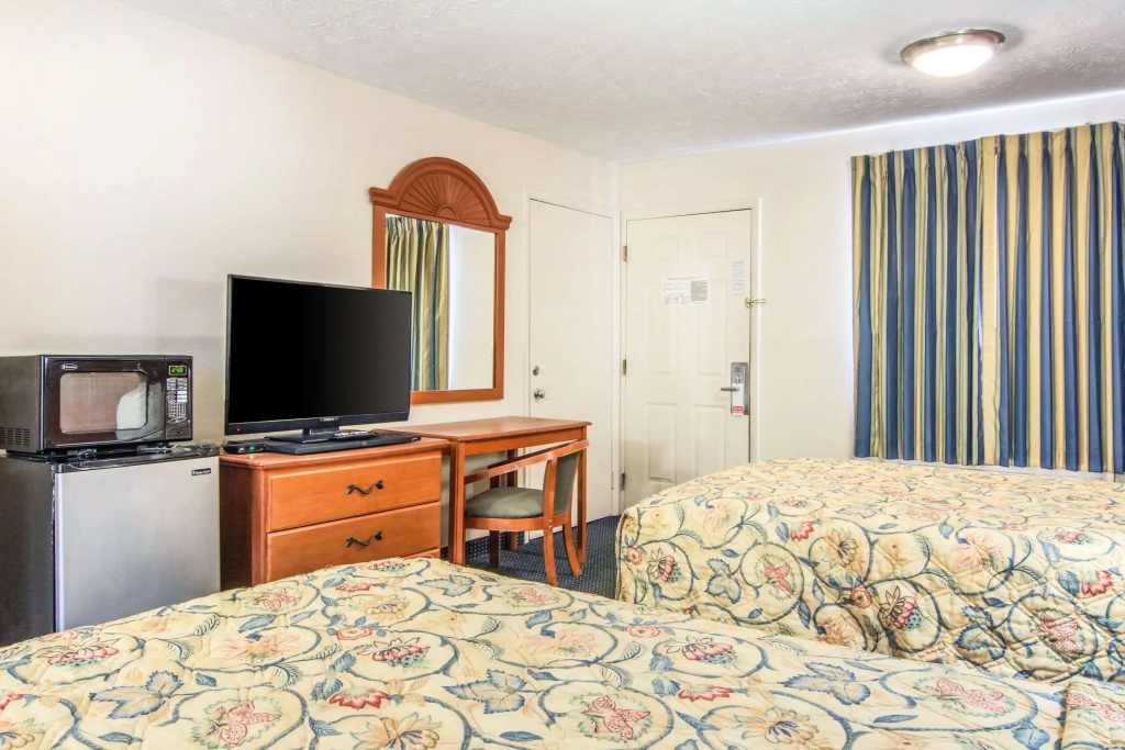 Rodeway Inn La Grange East — 3