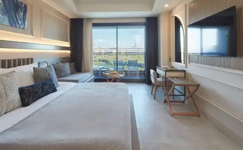 Deluxe room with pool view