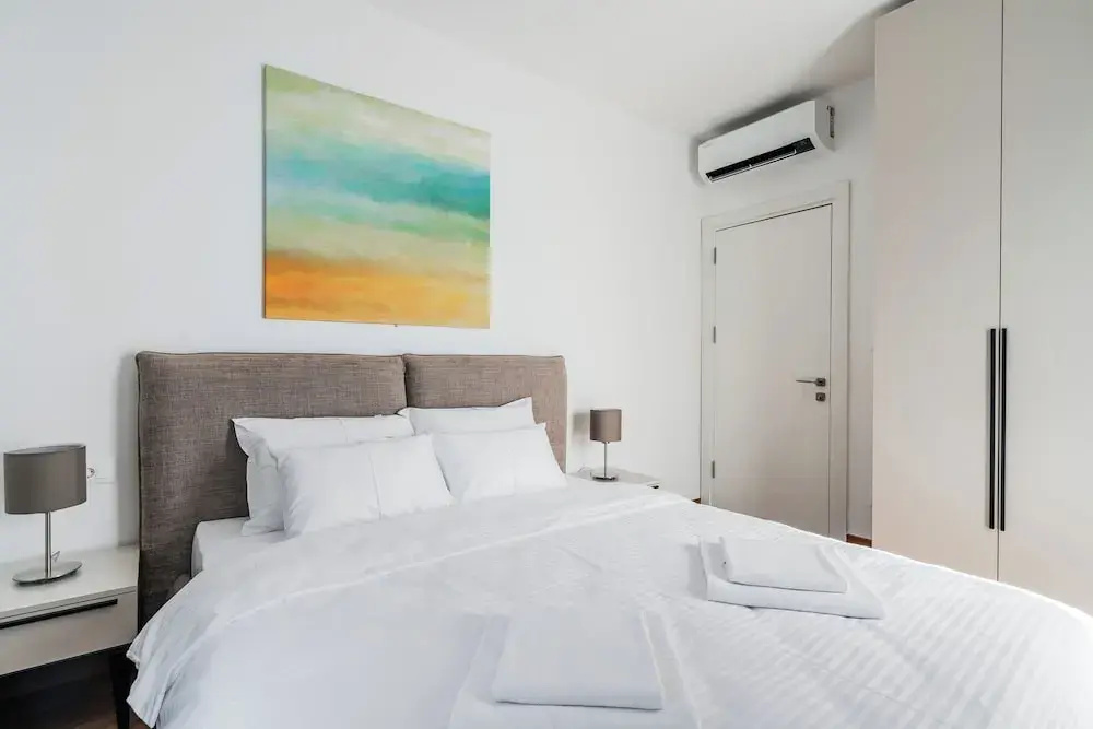 2 Bedrooms Basement Apartment with garden view