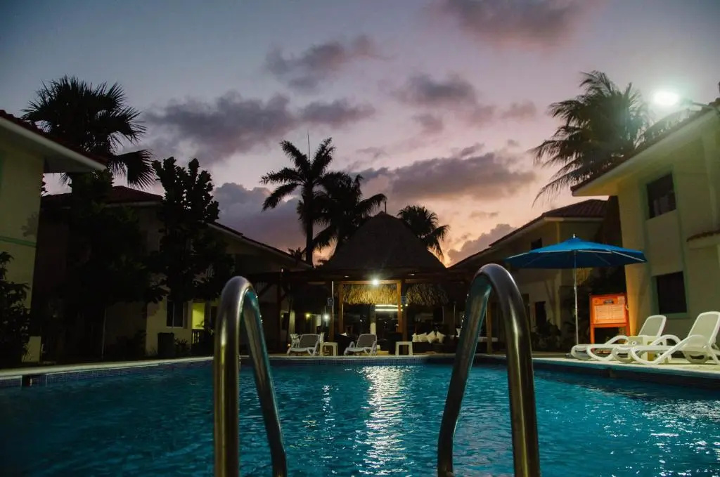 Sun Circle Hotel Condo Pool & Beach