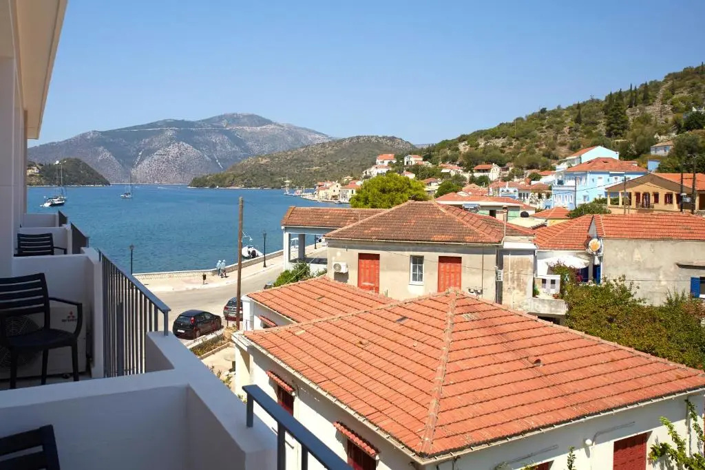 Standard Triple room with partial sea view