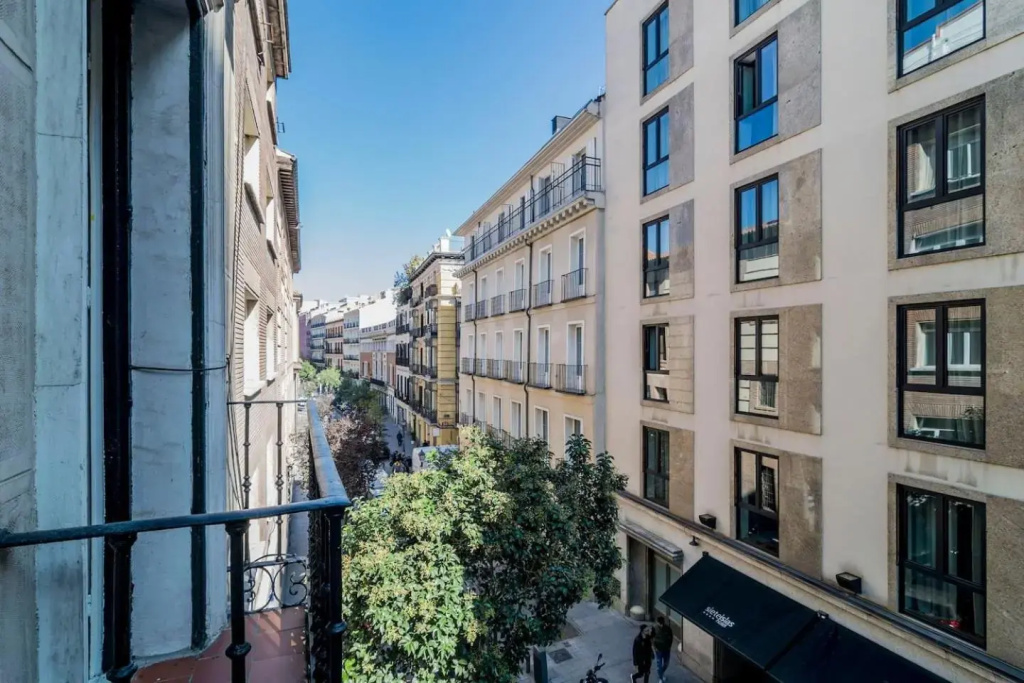 INCREDIBLE Apartment just steps from Gran Via by Batuecas