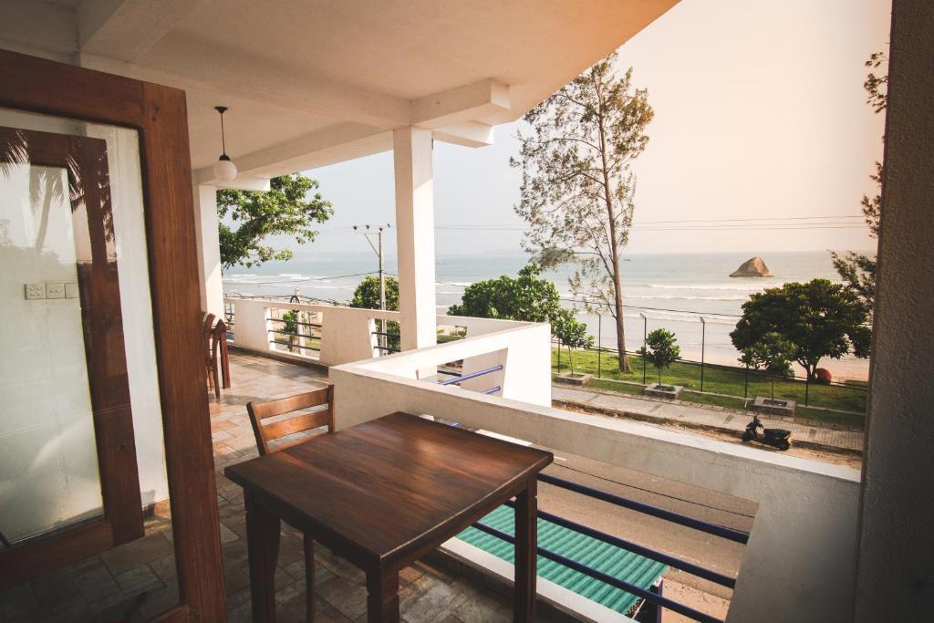 Happy Bay Guest House And Restaurant