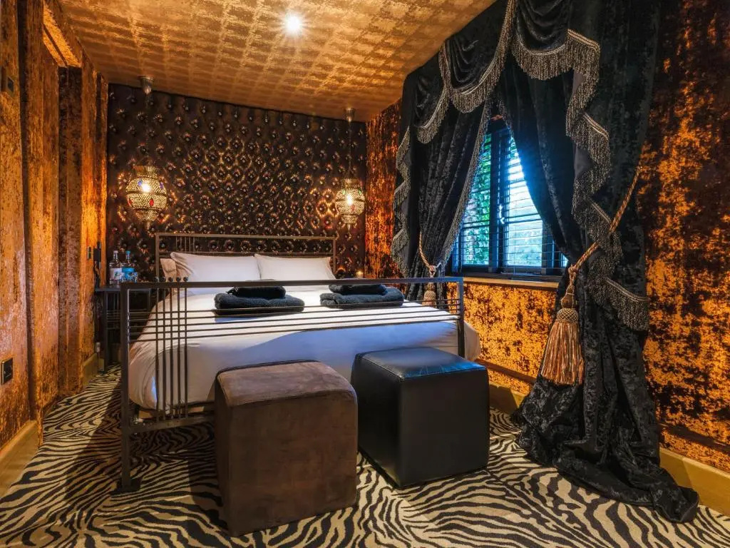Deluxe Double room (full double bed)