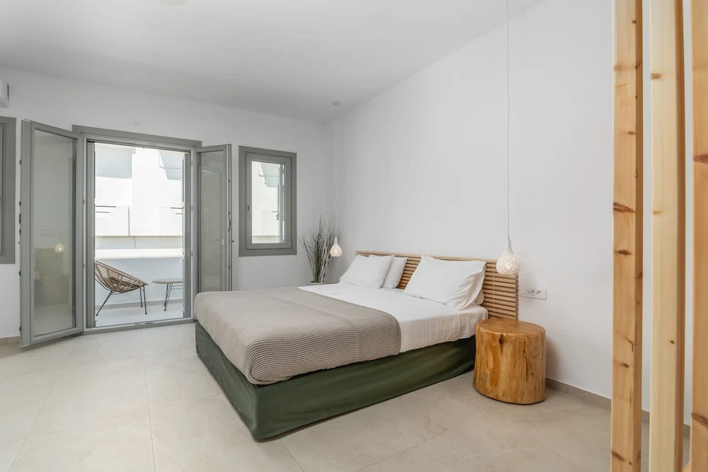 Standard Double room with balcony (full double bed)