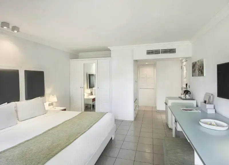 Deluxe Double room with balcony and seafront (full double bed)