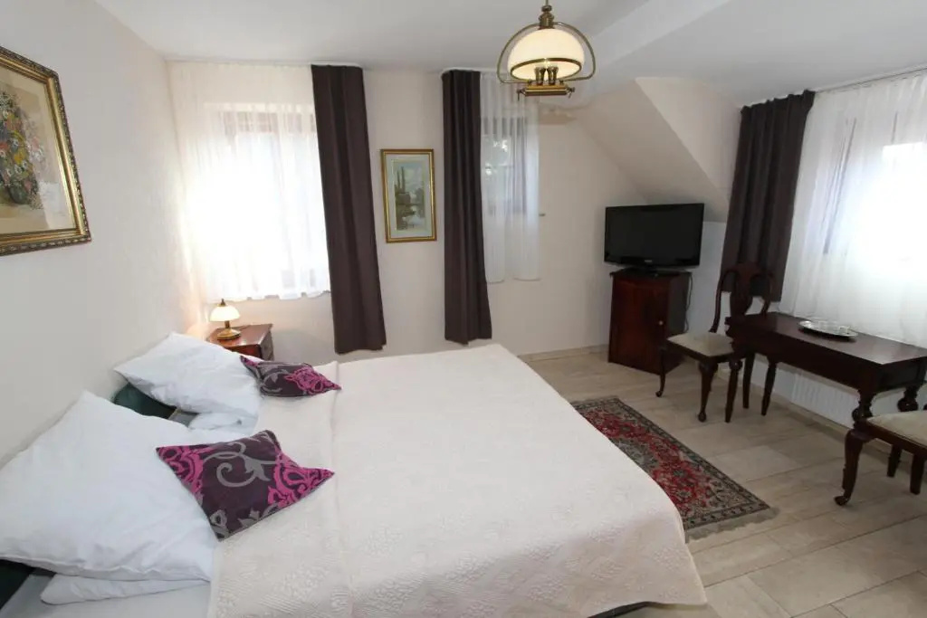 Standard Double room (full double bed)