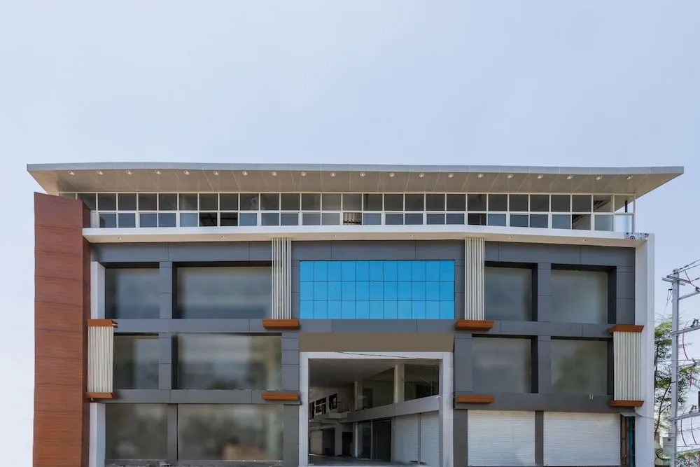 OYO 28247 Hotel SMR Palace