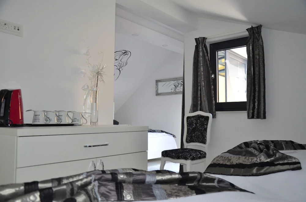 1 Bedroom Deluxe Quadruple room with city view