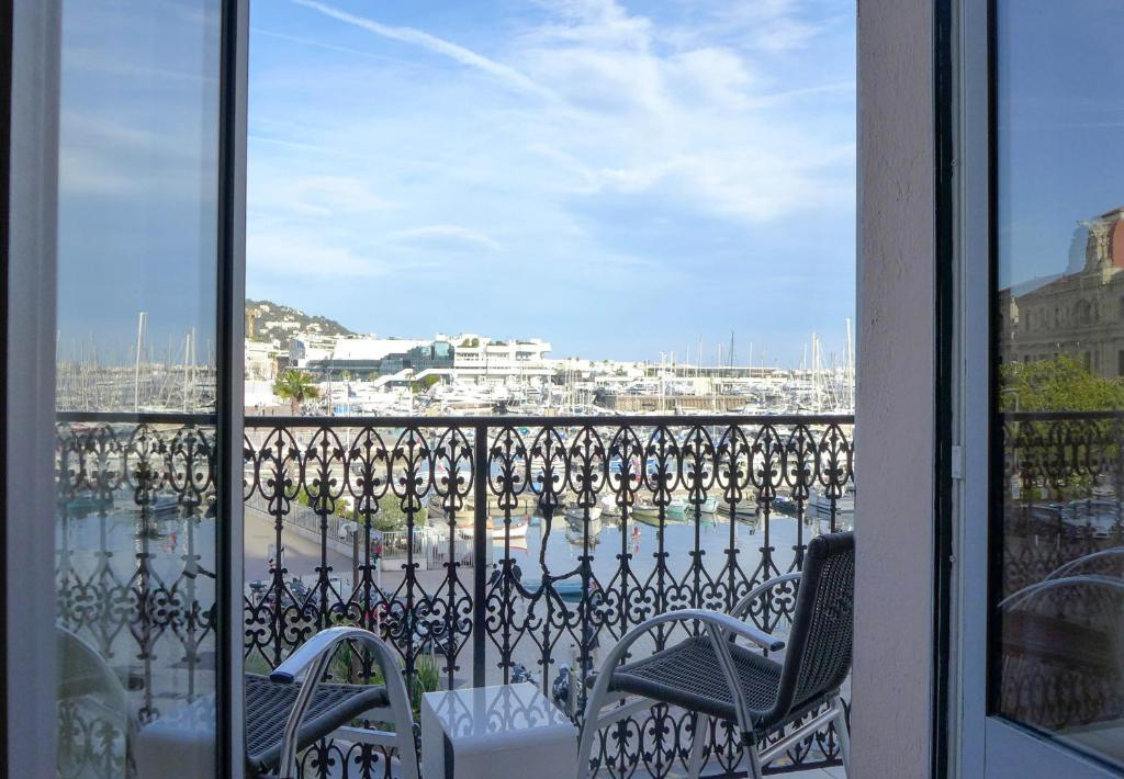 1 Bedroom Apartment with balcony and with sea view