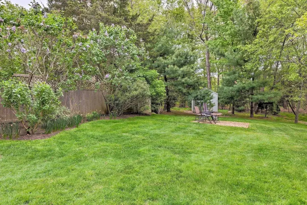Cute East Hampton Cottage w/ Patio - Walk to Beach