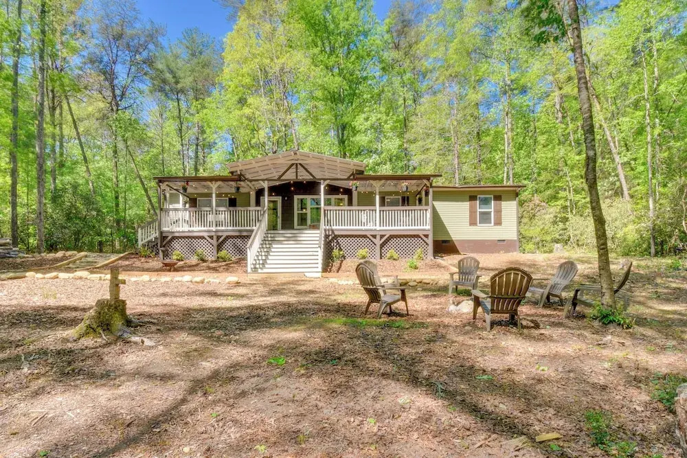 8 Mi to Helen: Sautee Nacoochee Home w/ Hot Tub