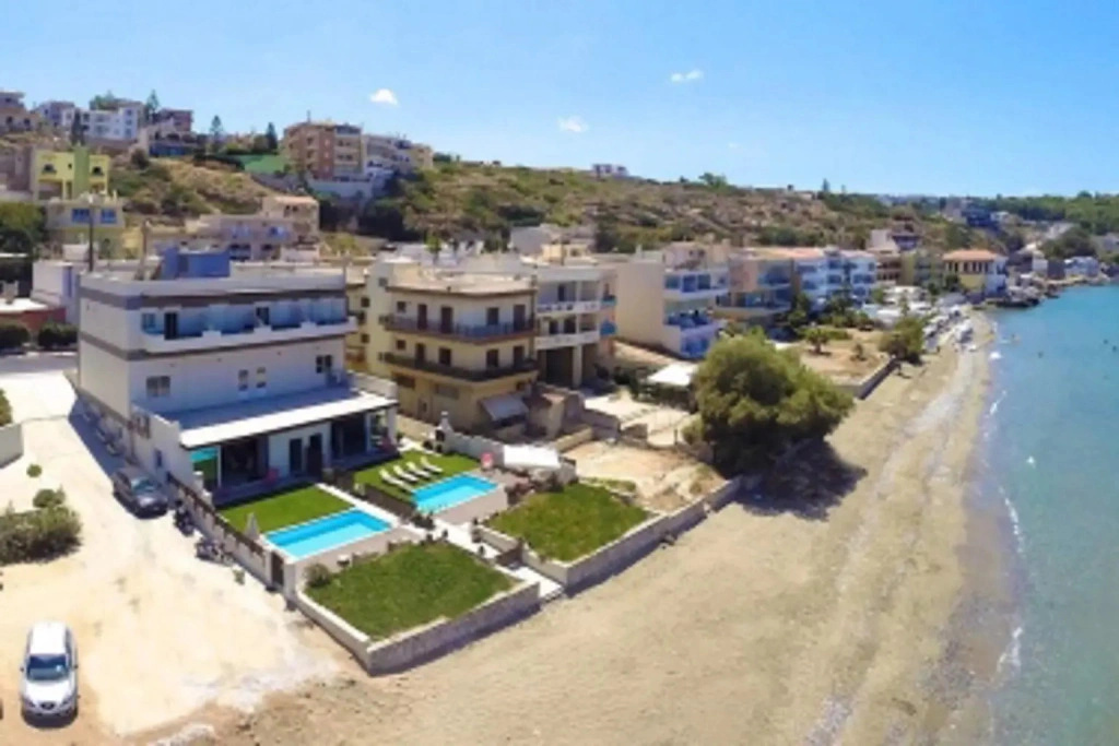 Beachfront Property Only 1 Klm To The City Center!