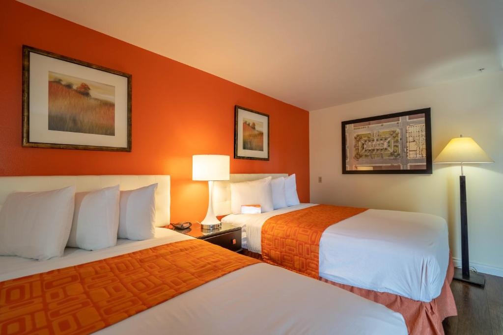 Howard Johnson by Wyndham Buena Park - Tap to explore photos