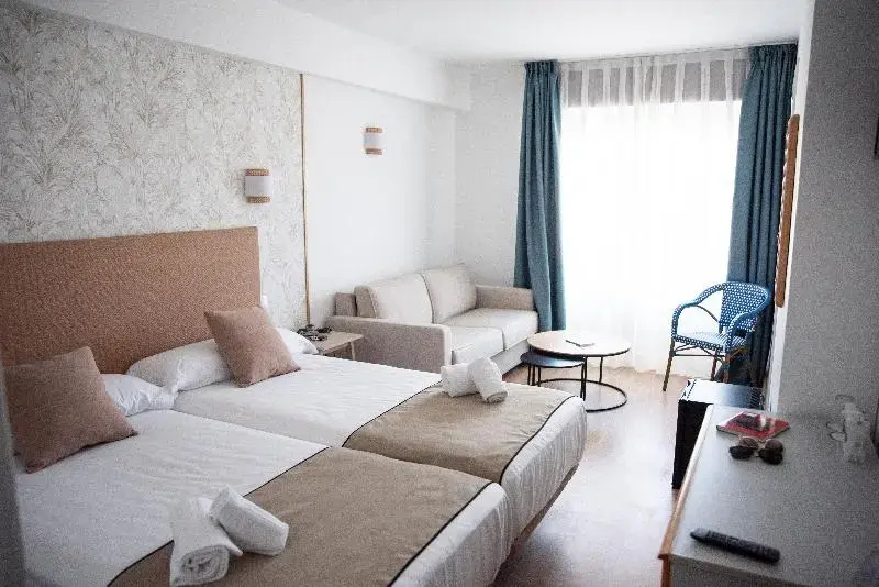 Standard Double room with balcony (full double bed)