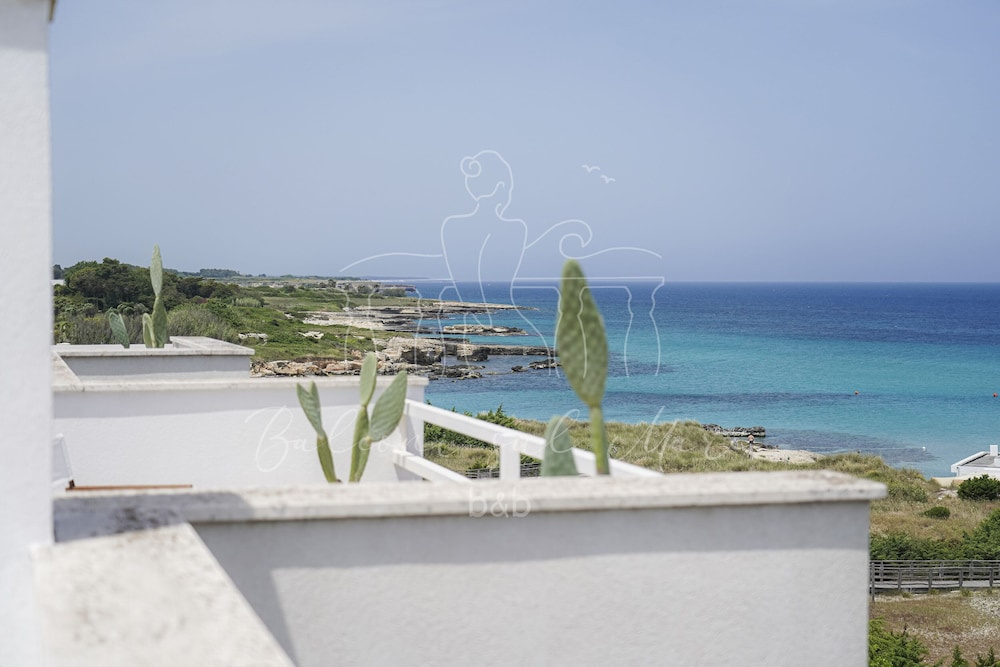 Room in B&B - B&B Balconi Sul Mare Deluxe Room With Hydromassage "madonna Dell'altomare"