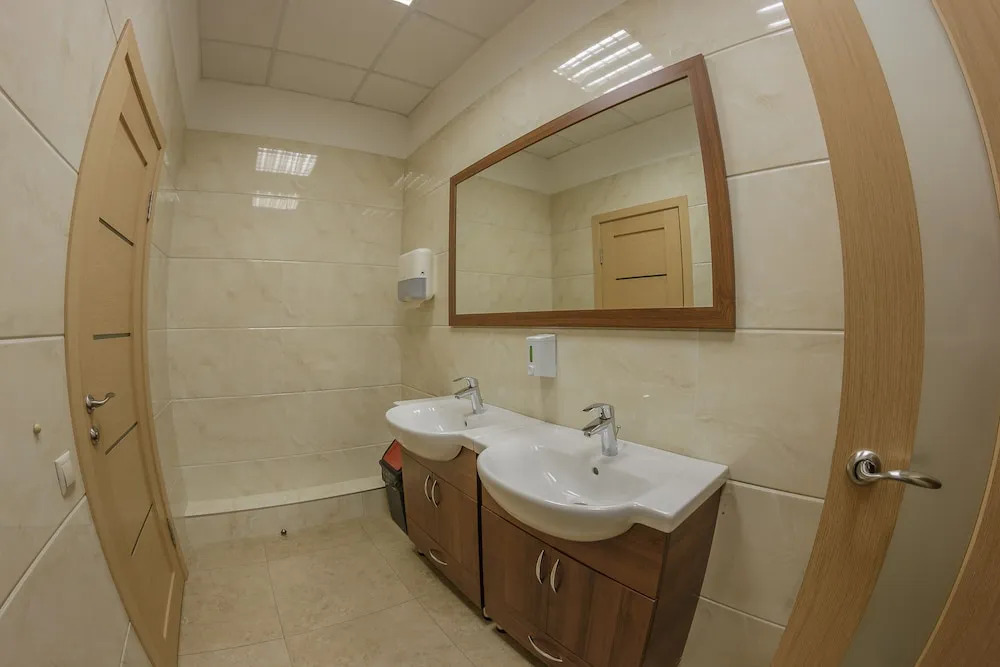 Кровать в общем номере в Good Inn