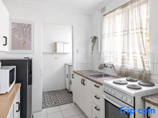 Cozy Private Rooms – Steps to Shops & Bus