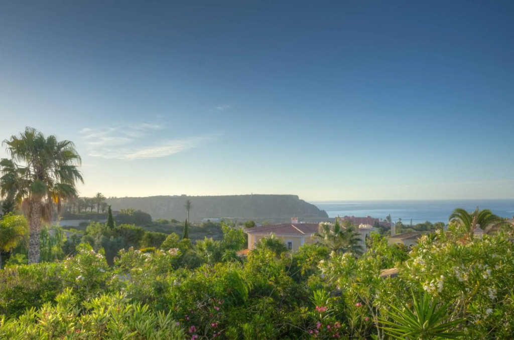 Villa Montanha, Luxury Coastal Villa, Fenced garden with swimming pool, loungers and alfresco dining, 10 minute walk to the beautiful Praia da Luz Beach, Shops, Bars and Restaurants a short walk away!