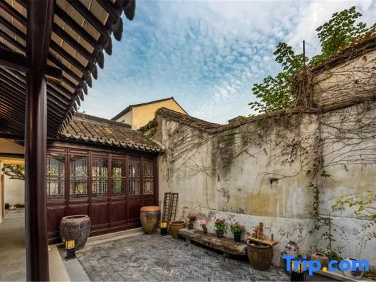 Suzhou larny Holiday Homestay (Guanqian Street Yuxiang Branch)