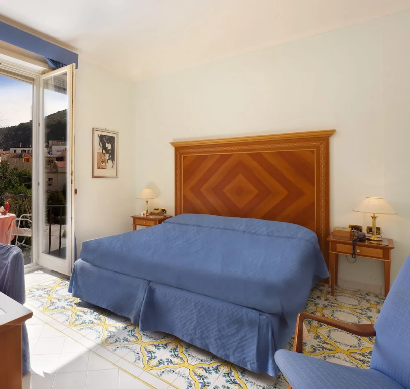 Classic Double room with balcony (full double bed)