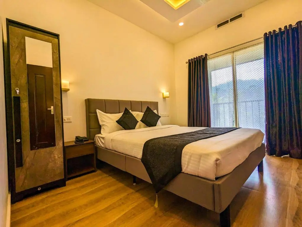 Standard Double room with balcony (full double bed)