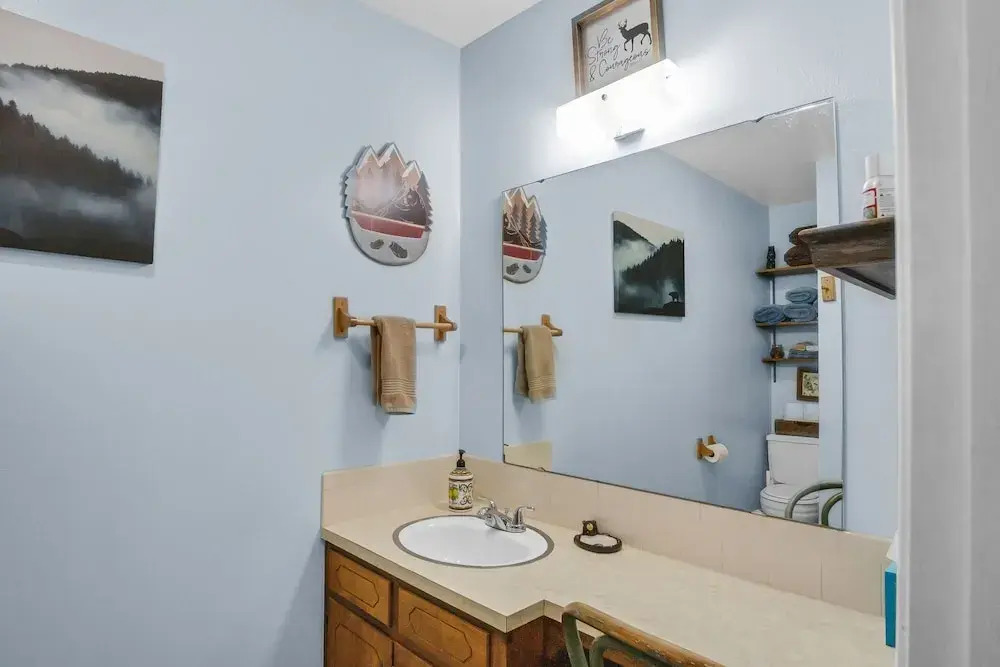 Eagle's Nest - Hot Tub, Deck & Prime Location 2 Bedroom Cabin - фото 9