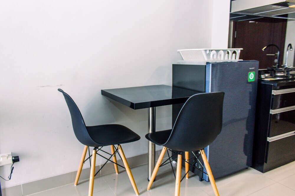 Отель Fancy And Nice Studio At Parkland Avenue Apartment, фото 11