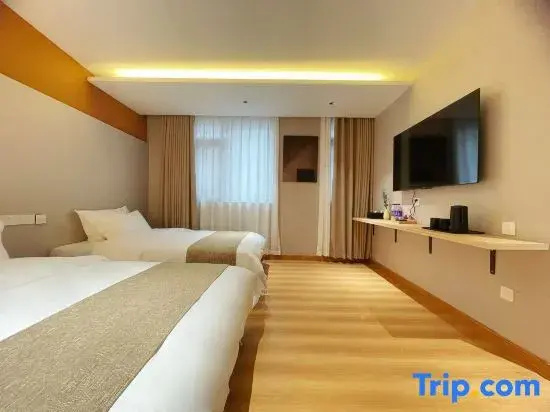 Standard Family room with street view