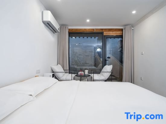Standard Double room with street view (full double bed)