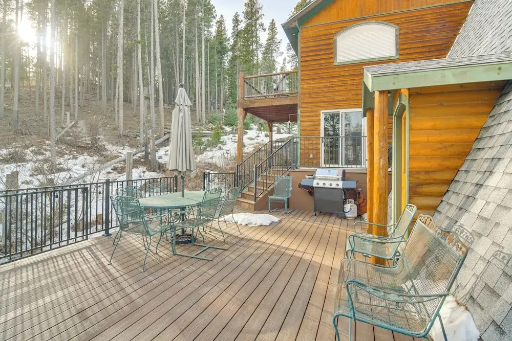 Wooded Retreat w/ Private Hot Tub in Evergreen