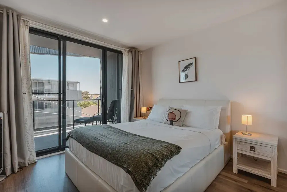 Lonsdale St 1-bed Unit With Study Area and Parking