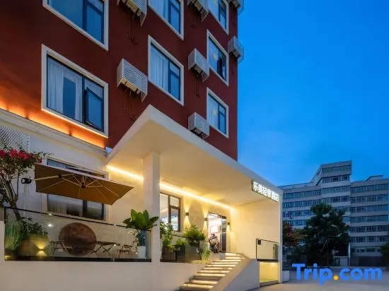 LM Relaxed Hotel (Qianlingshan Park Yan'an West Road Subway Station)