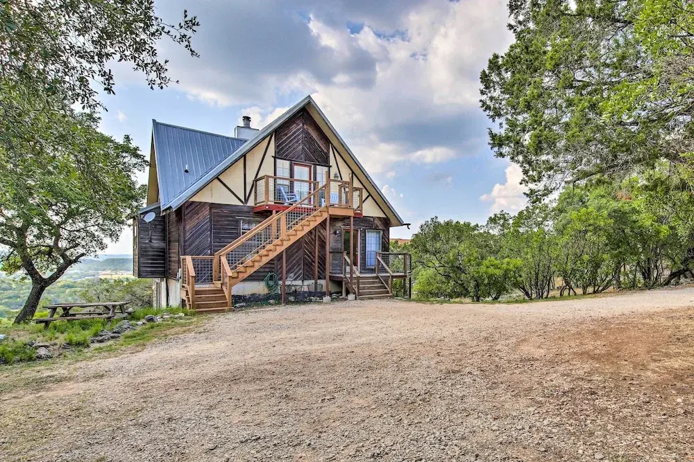 Scenic Hilltop Hideaway, Mins to River & Lake