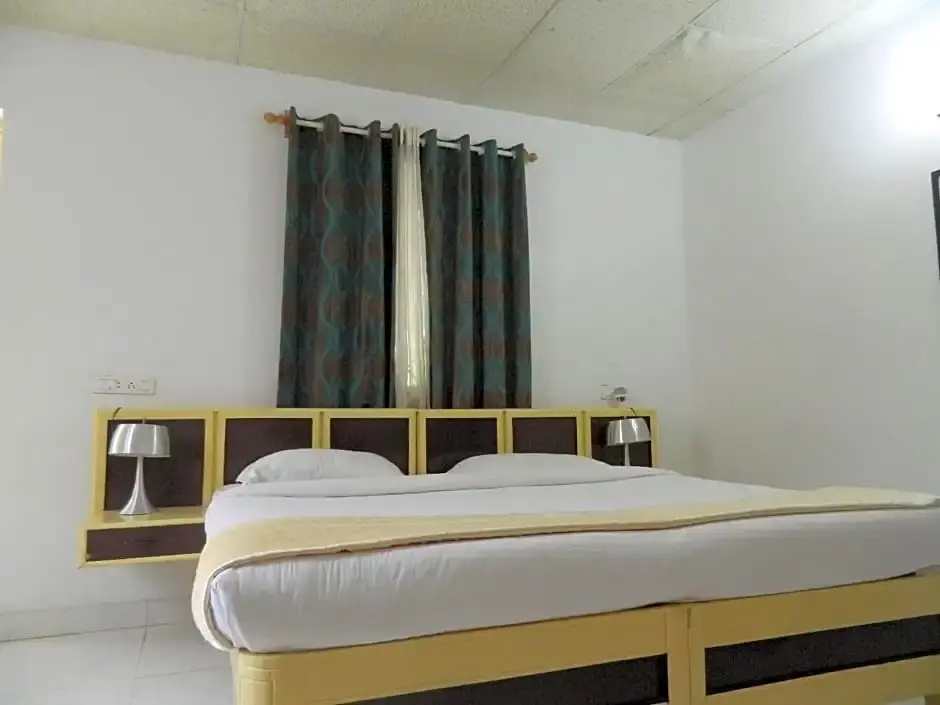 Deluxe Double room (full double bed)