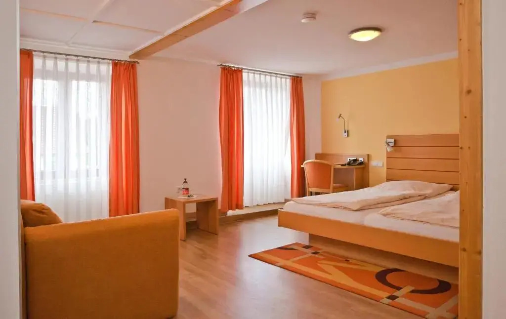 經濟雙人房，設有陽台及景觀，配有雙人床。