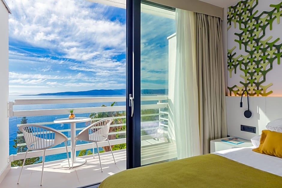 Standard room with balcony and with partial sea view — room photo 3