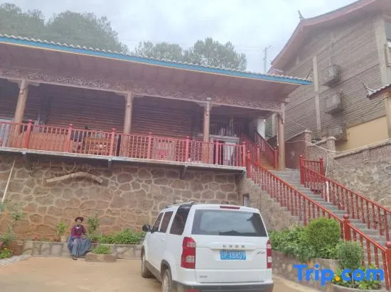 Jinghu Courtyard-Style Hotel in Lijiang