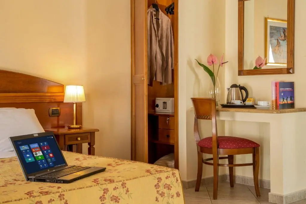 Double room (full double bed)