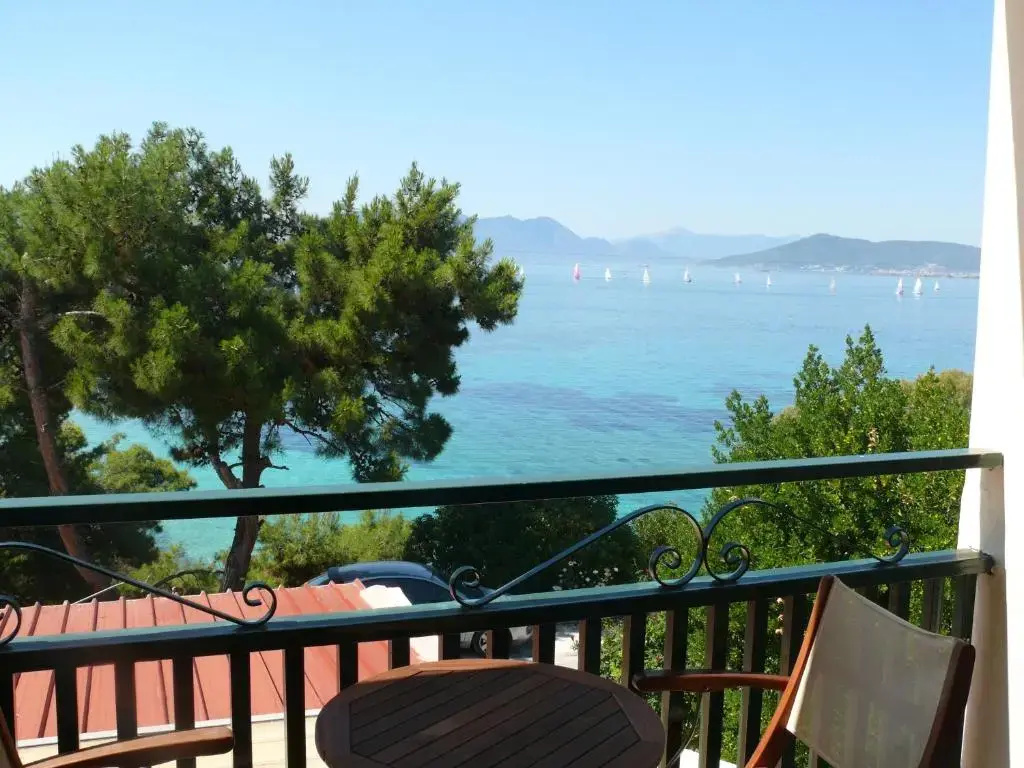 Standard Triple room with sea view