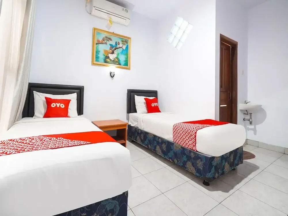 OYO 91561 Gandhi Hotel NearRS Khusus Ginjal Ny. R.A. Habibie