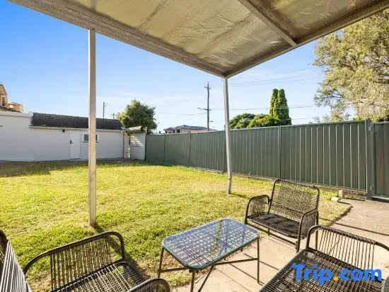 Comfy Private Rooms – Steps from Shops & Dining