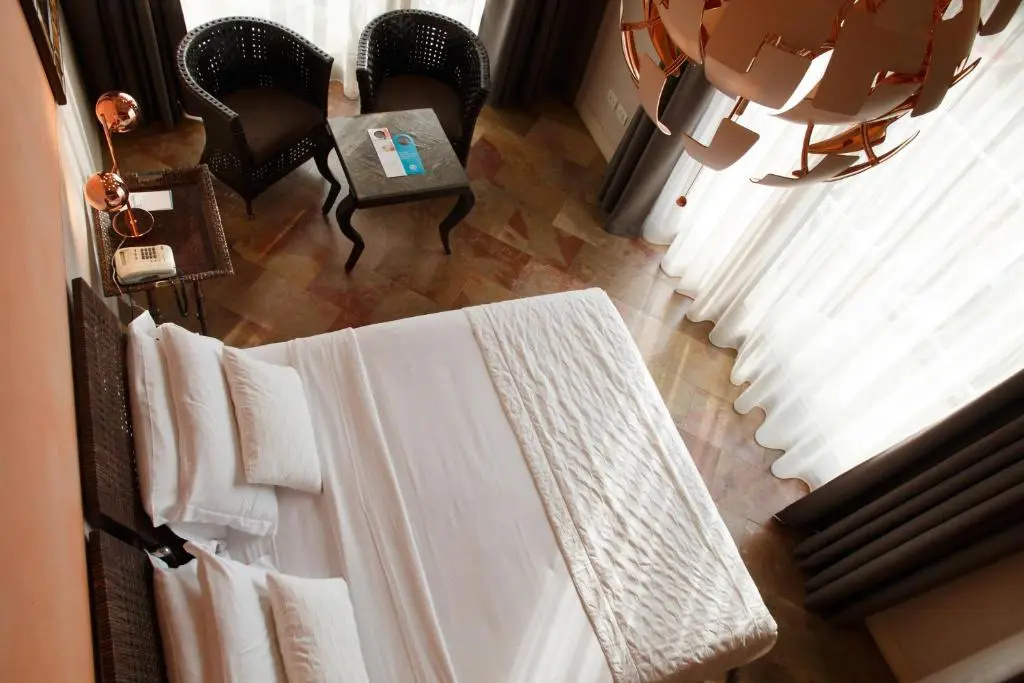 Premier Deluxe Double room with lake view (full double bed)