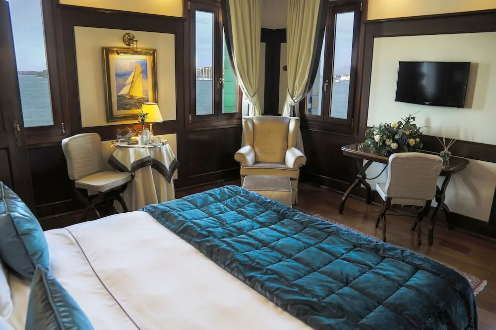 Premium Double room with bay view (full double bed)