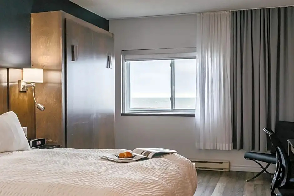 Standard room with partial sea view